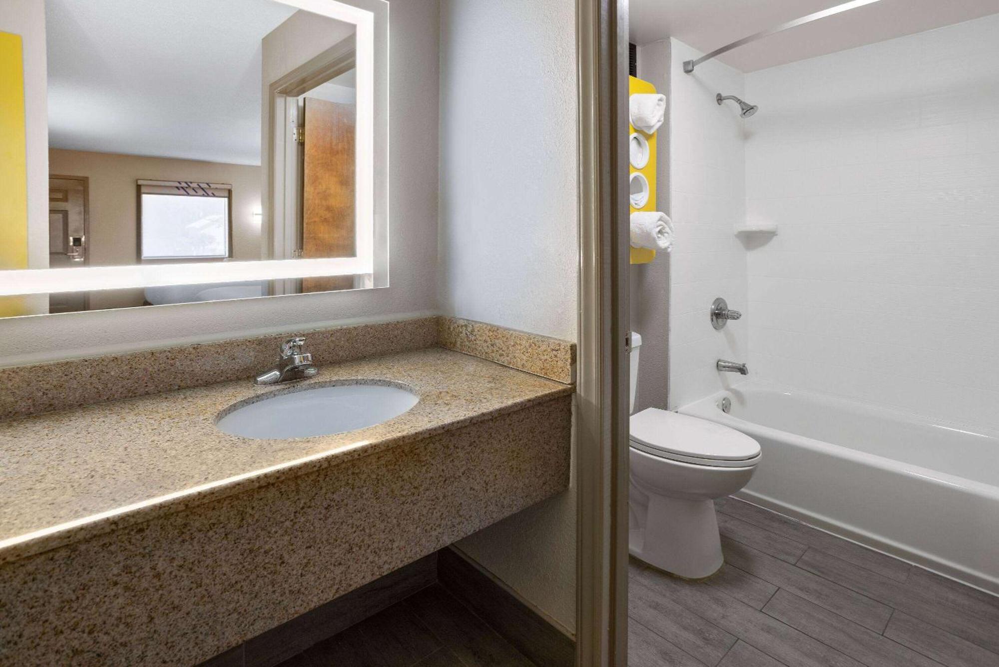 Days By Wyndham Hotel Acworth